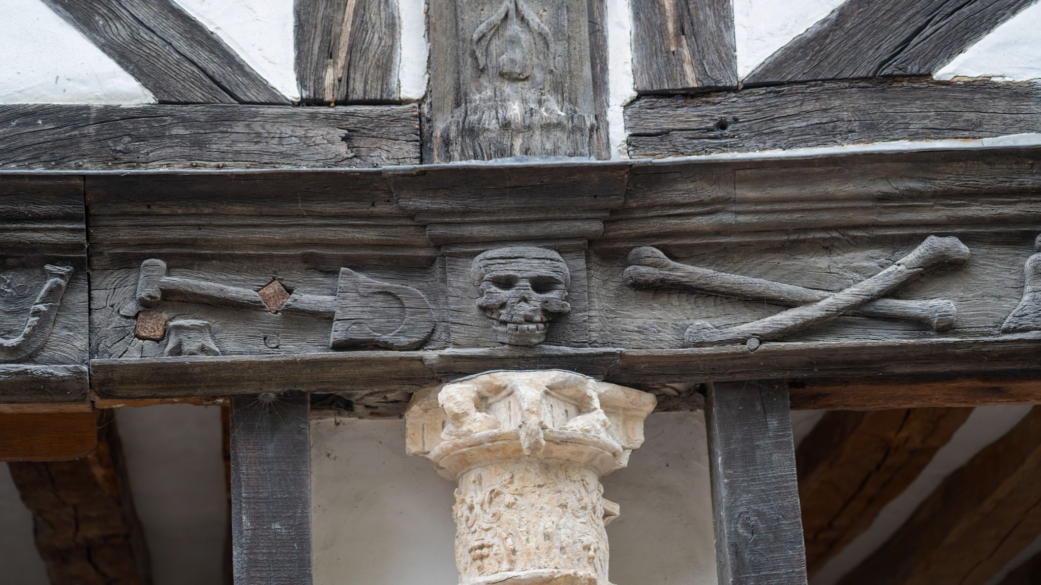 20250917 111659 Rouen   Aitre Saint Maclou, ehemaliger Massengrabfriedhof, erforderlich durch Pestepedemien  1348 und  16. Jh